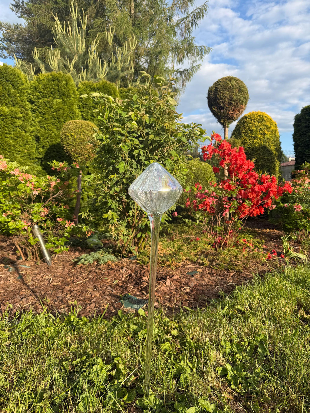 70cm Hand-Blown Clear Crystal Diamond Glass Garden Stake – 15cm Iridescent Crackle Sculpture