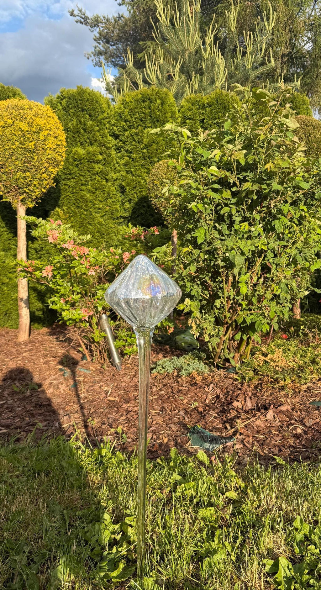 70cm Hand-Blown Clear Crystal Diamond Glass Garden Stake – 15cm Iridescent Crackle Sculpture