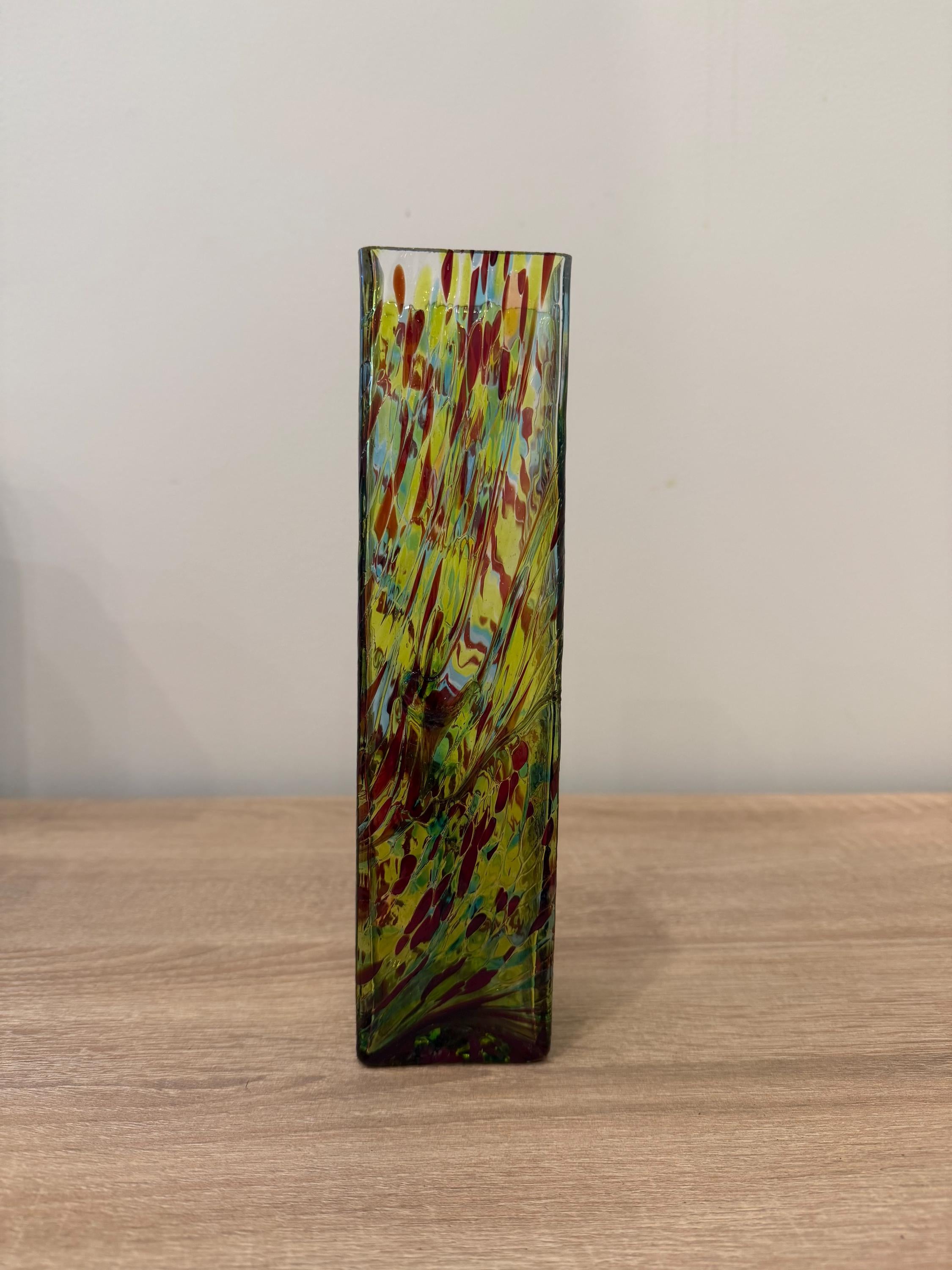 Handblown Geometric Glass Vase – Swirl Art Decor, Minimalist Flower Vessel