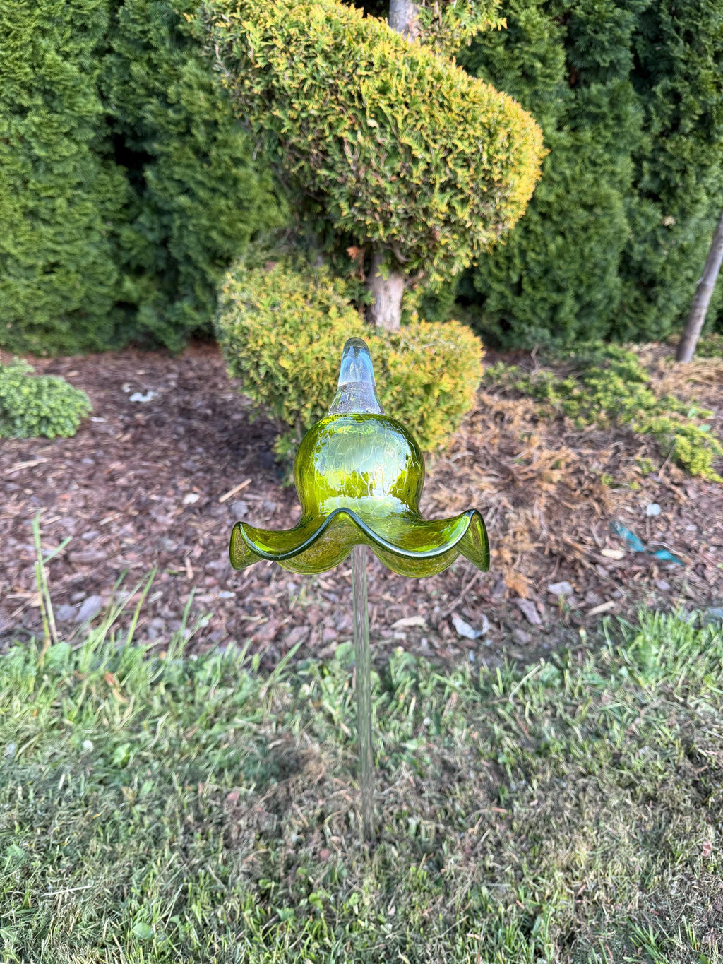 75cm Hand-Blown Green Glass Flower Sculpture – Chartreuse Lily Garden Stake 17cm Bloom