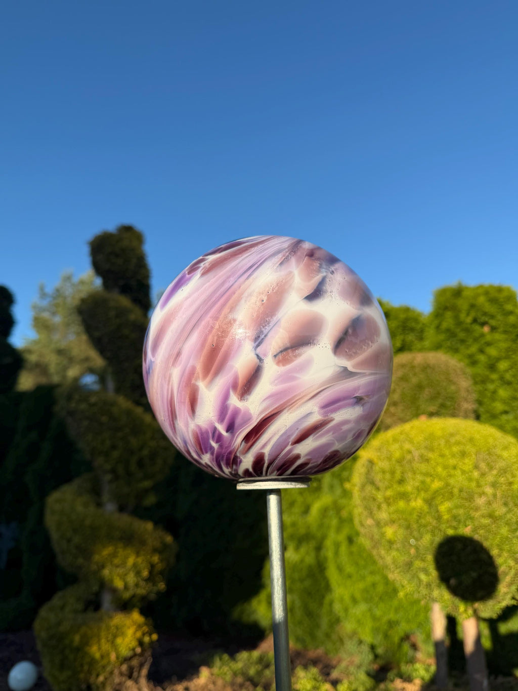 115cm Hand-Blown Pink Swirl Glass Garden Stake – 18cm Large Lilac Sphere on Metal Pole