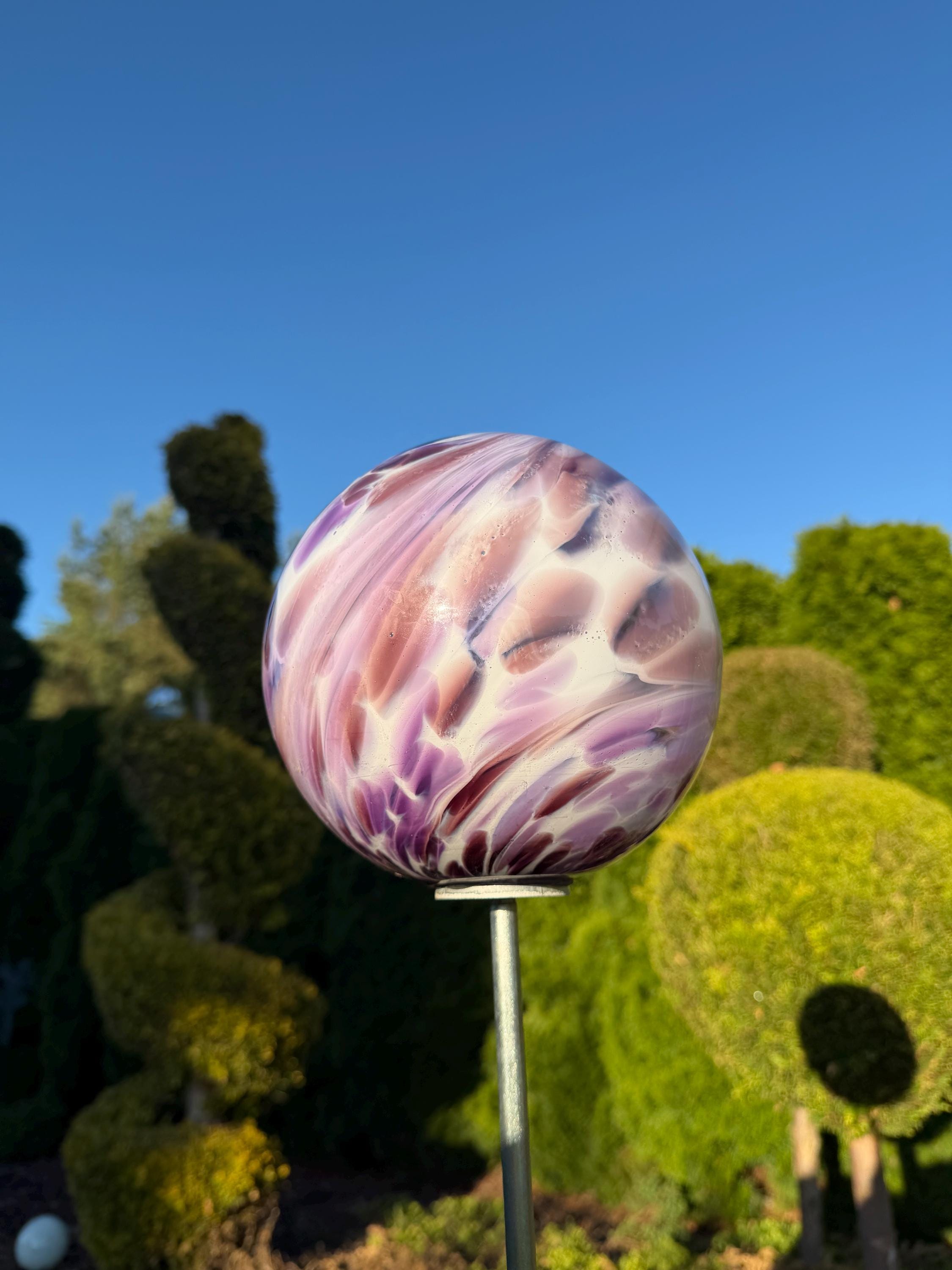 115cm Hand-Blown Pink Swirl Glass Garden Stake – 18cm Large Lilac Sphere on Metal Pole