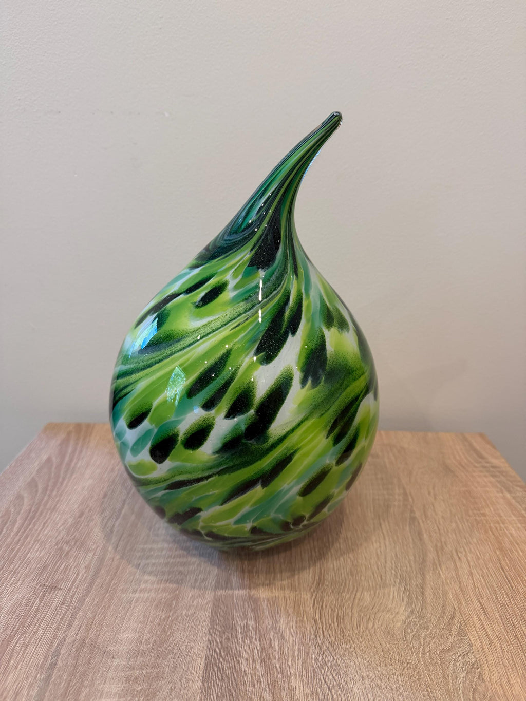 Handmade Glass Garden Teardrop Sculpture – Green Swirl Modern Outdoor Decor (25 cm)