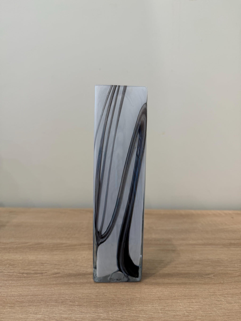 Handblown Geometric Glass Vase – Swirl Art Decor, Minimalist Flower Vessel