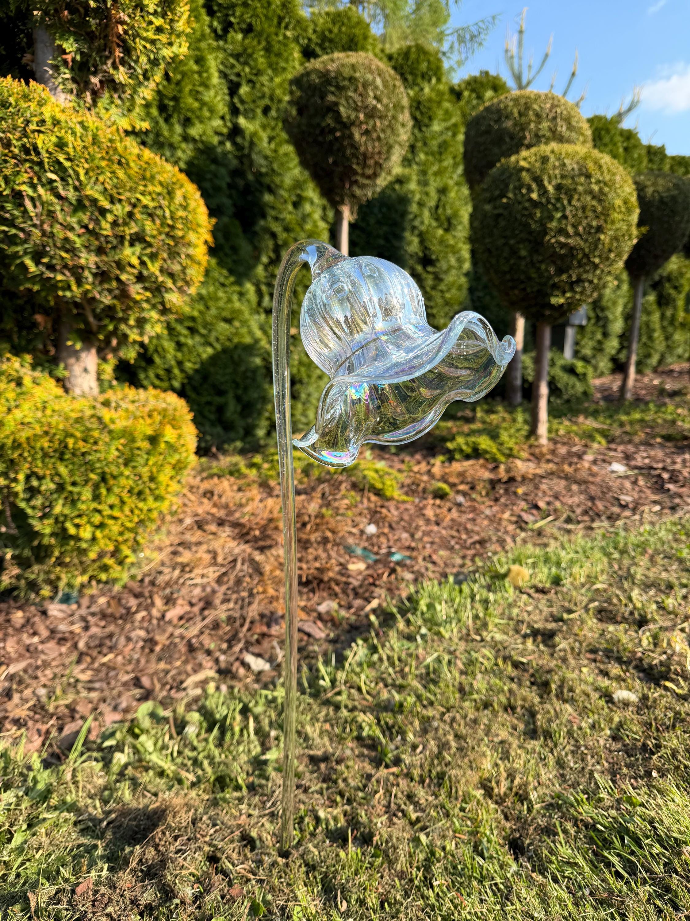 75cm Hand-Blown Iridescent Glass Flower Sculpture – Clear Lily Garden Stake 17cm Bloom