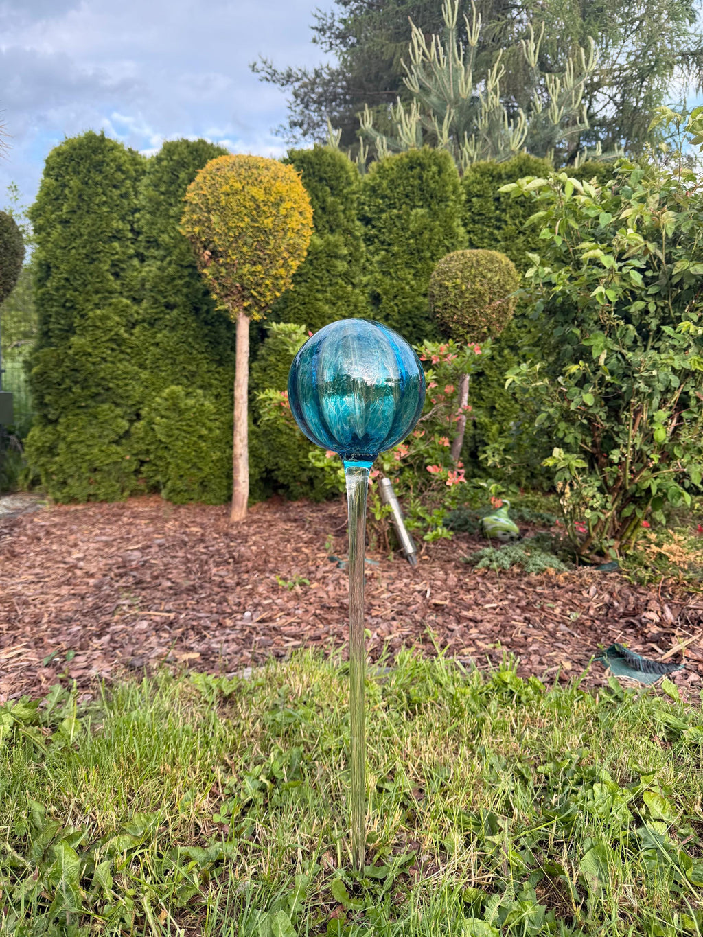 80cm Hand-Blown Blue Crackle Glass Garden Stake – 15cm Gazing Ball Outdoor Decor