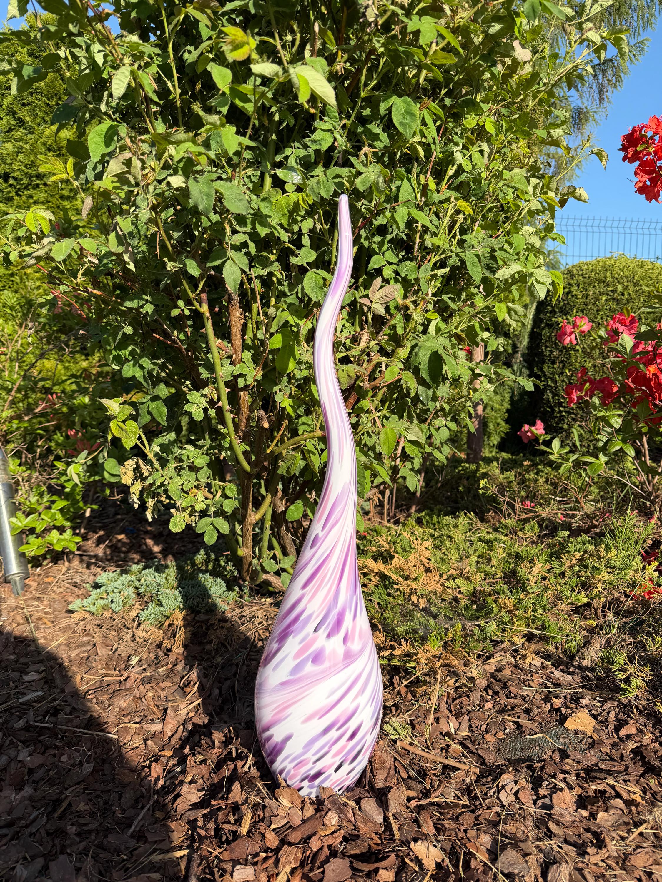 60cm Hand-Blown Pink White Swirl Glass Flame Spire – Elegant Garden Stake