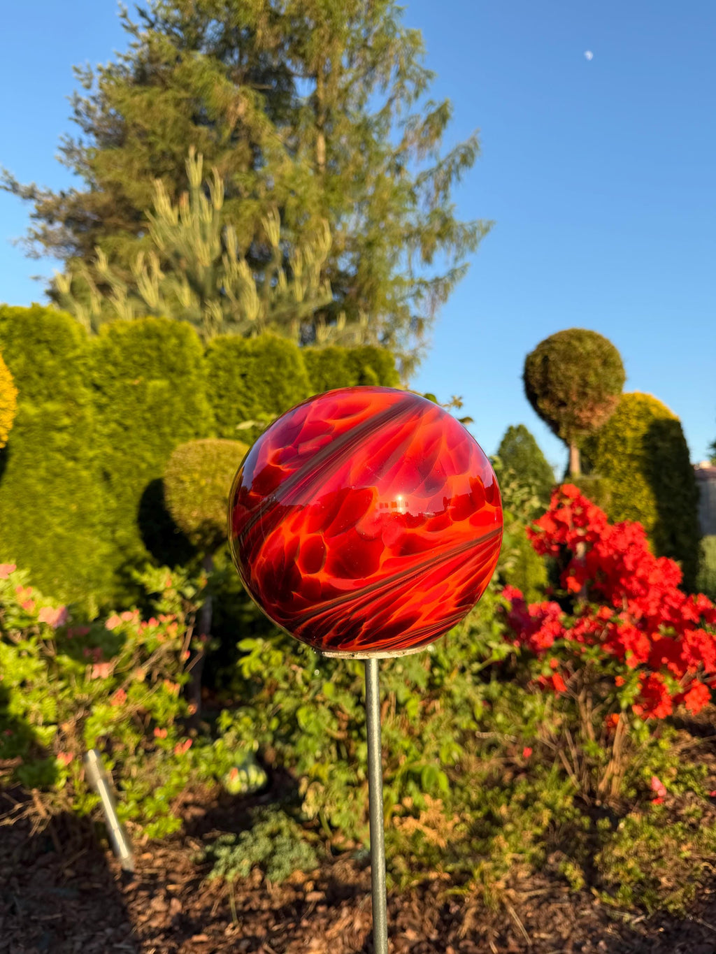115cm Hand-Blown Fiery Red Swirl Glass Garden Stake – 18cm Large Sphere on Metal Pole