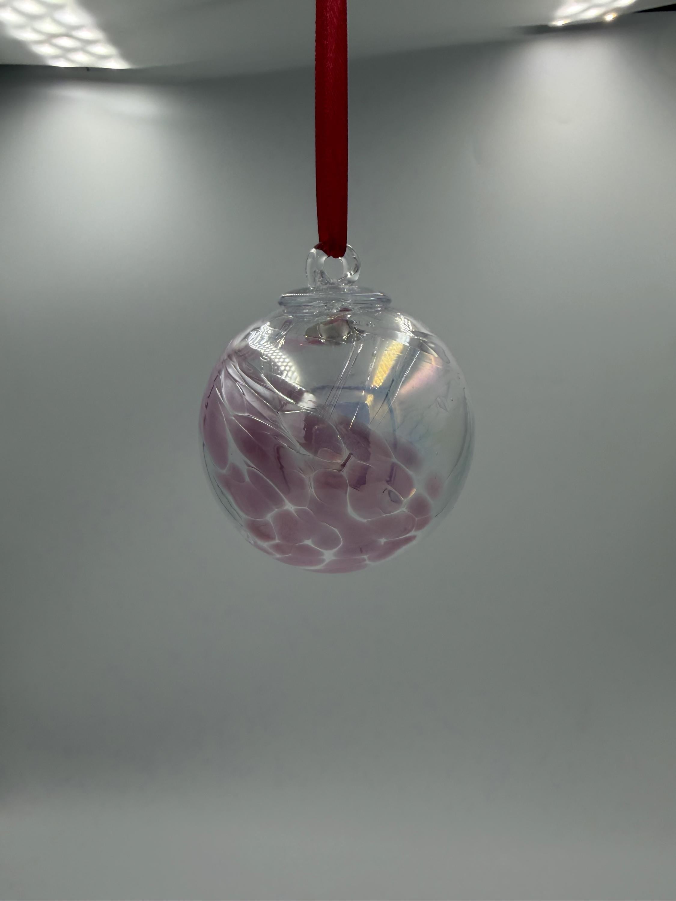 8cm Hand-Blown Iridescent Glass Ornament – Pastel White and Pink Decorative