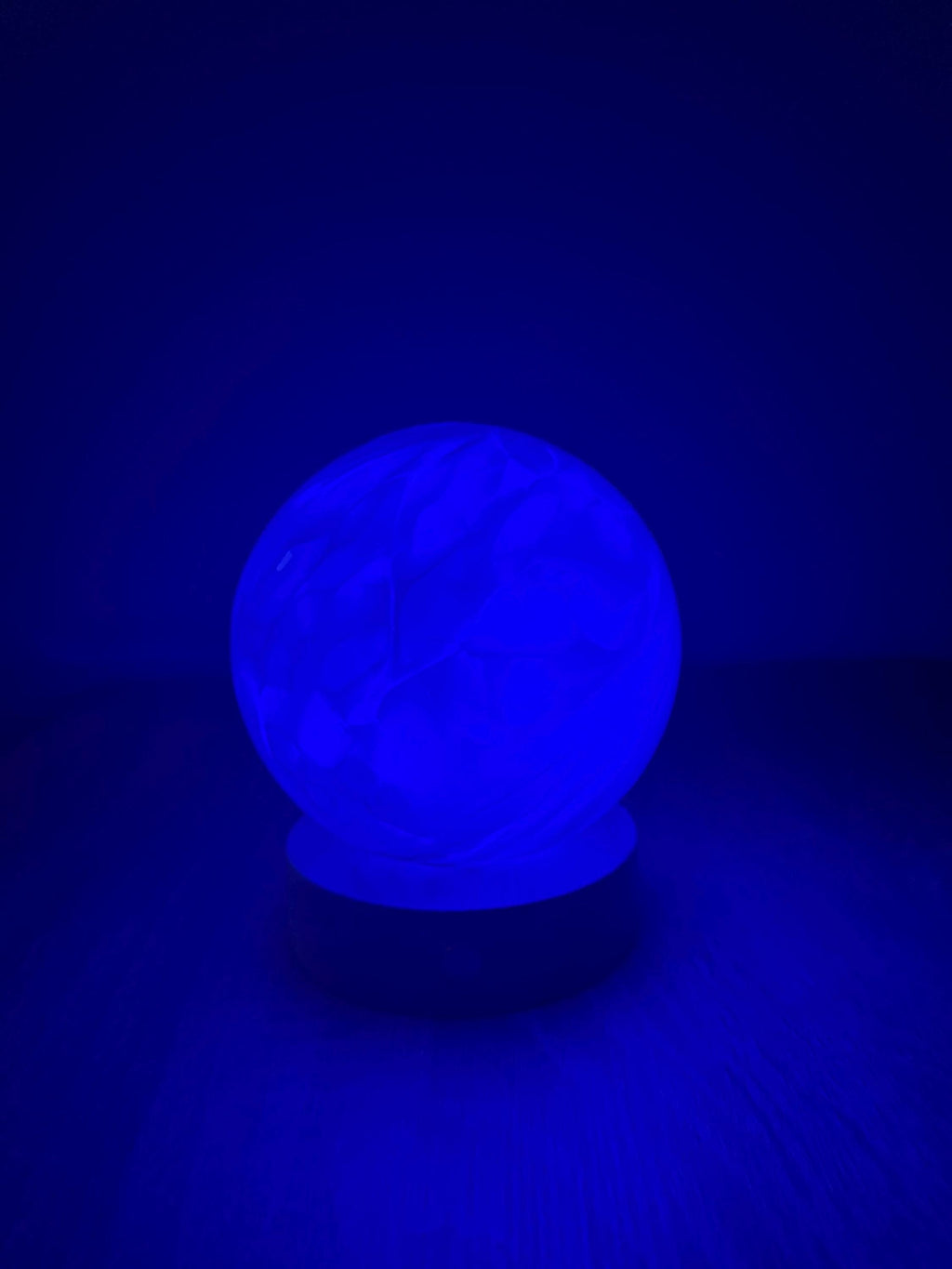 12cm Hand-Blown Blue Swirl Glass LED Lamp – Battery Powered Multicolor or Warm White