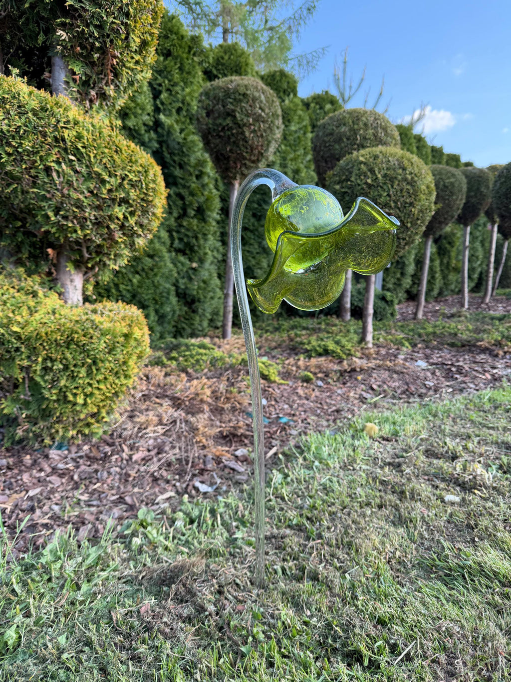 75cm Hand-Blown Green Glass Flower Sculpture – Chartreuse Lily Garden Stake 17cm Bloom