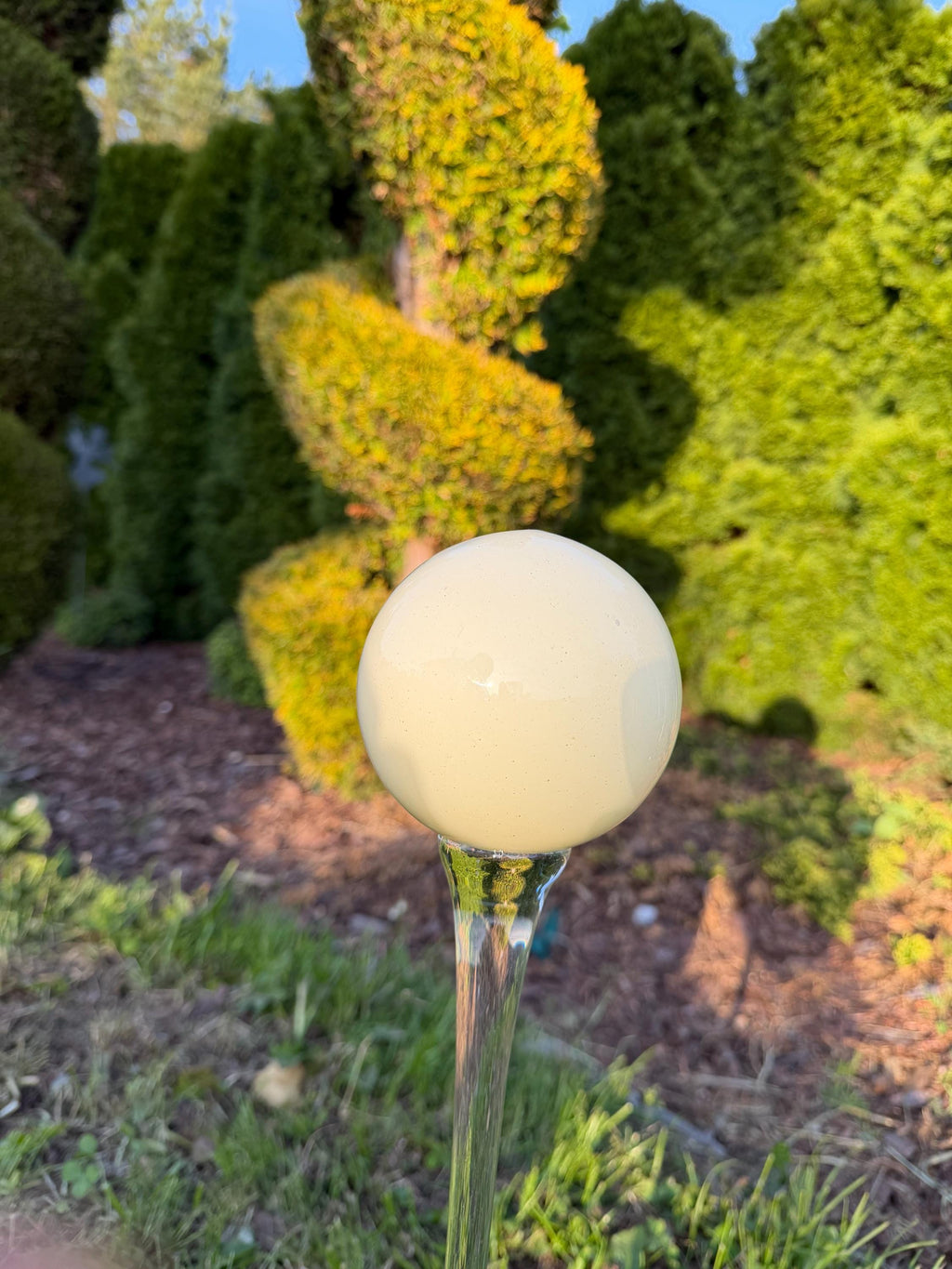 70cm Hand-Blown Milky White Glass Garden Stake – 12cm Cream Sphere
