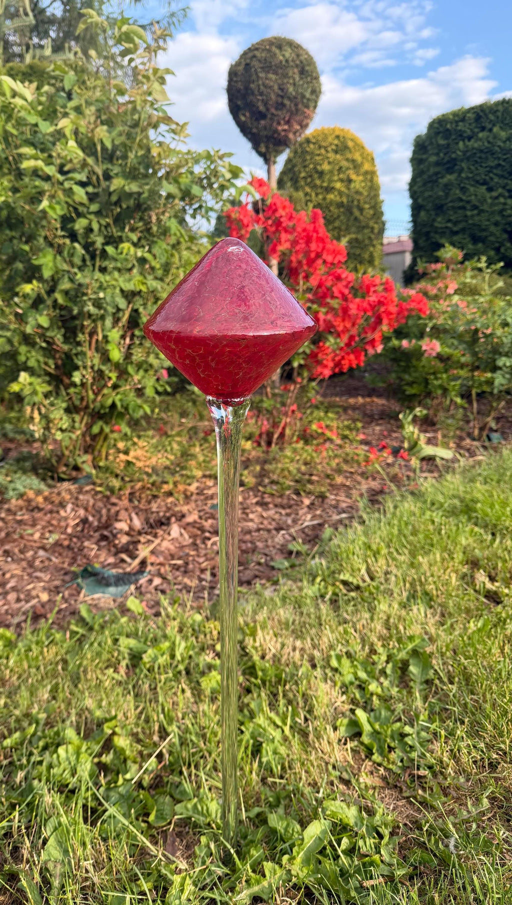 70cm Hand-Blown Red Diamond Glass Garden Stake – 15cm Crackle Ruby Sculpture