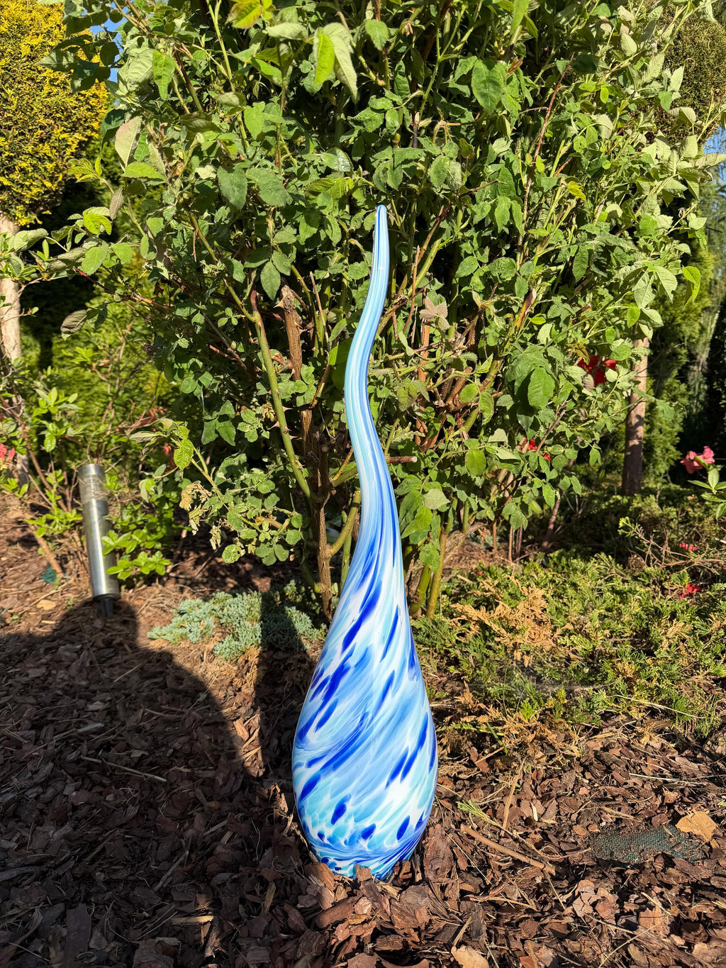 60cm Hand-Blown Blue White Swirl Glass Flame Spire – Elegant Garden Stake