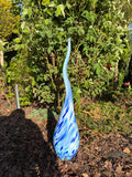 60cm Hand-Blown Blue White Swirl Glass Flame Spire – Elegant Garden Stake