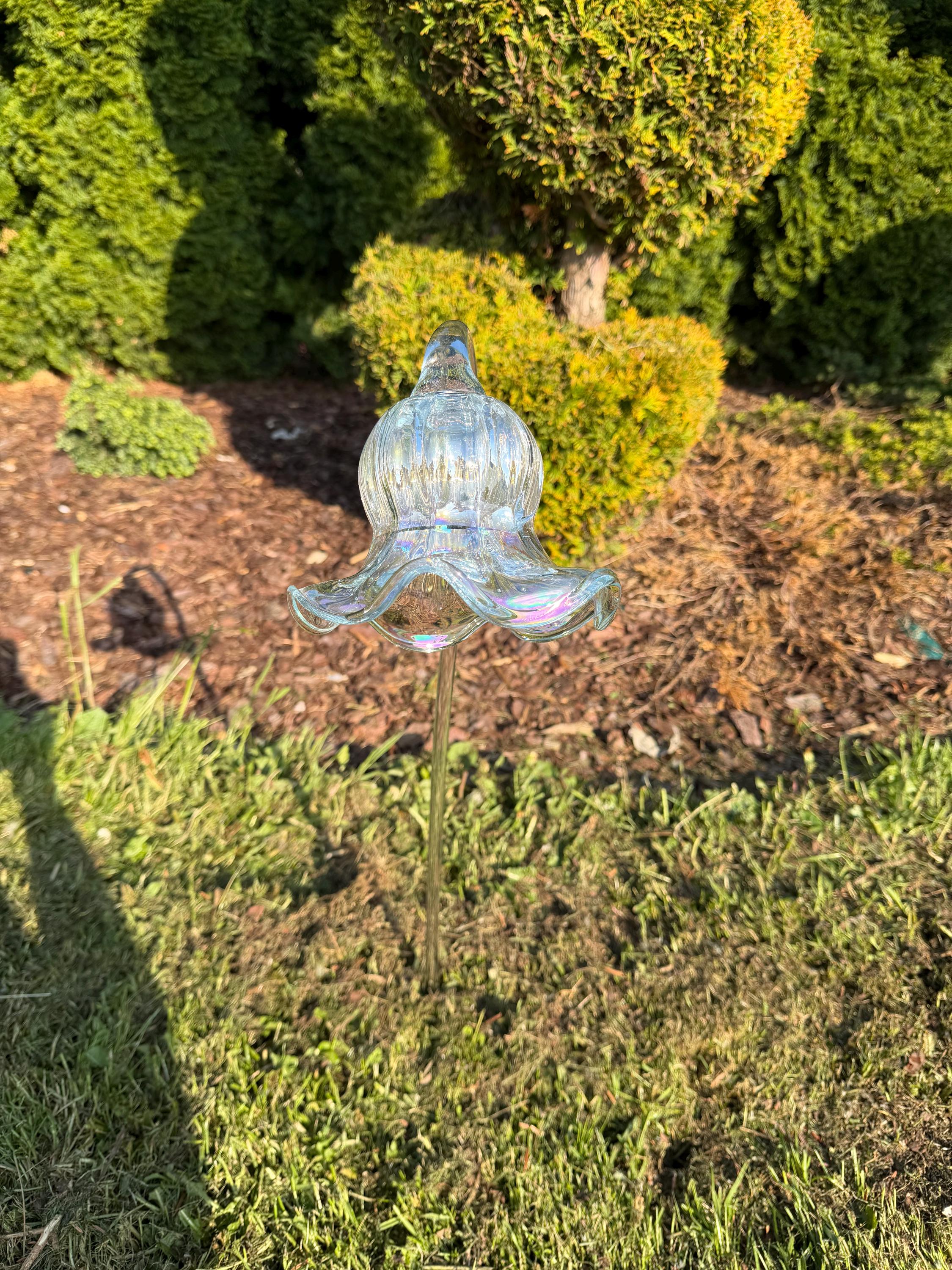 75cm Hand-Blown Iridescent Glass Flower Sculpture – Clear Lily Garden Stake 17cm Bloom
