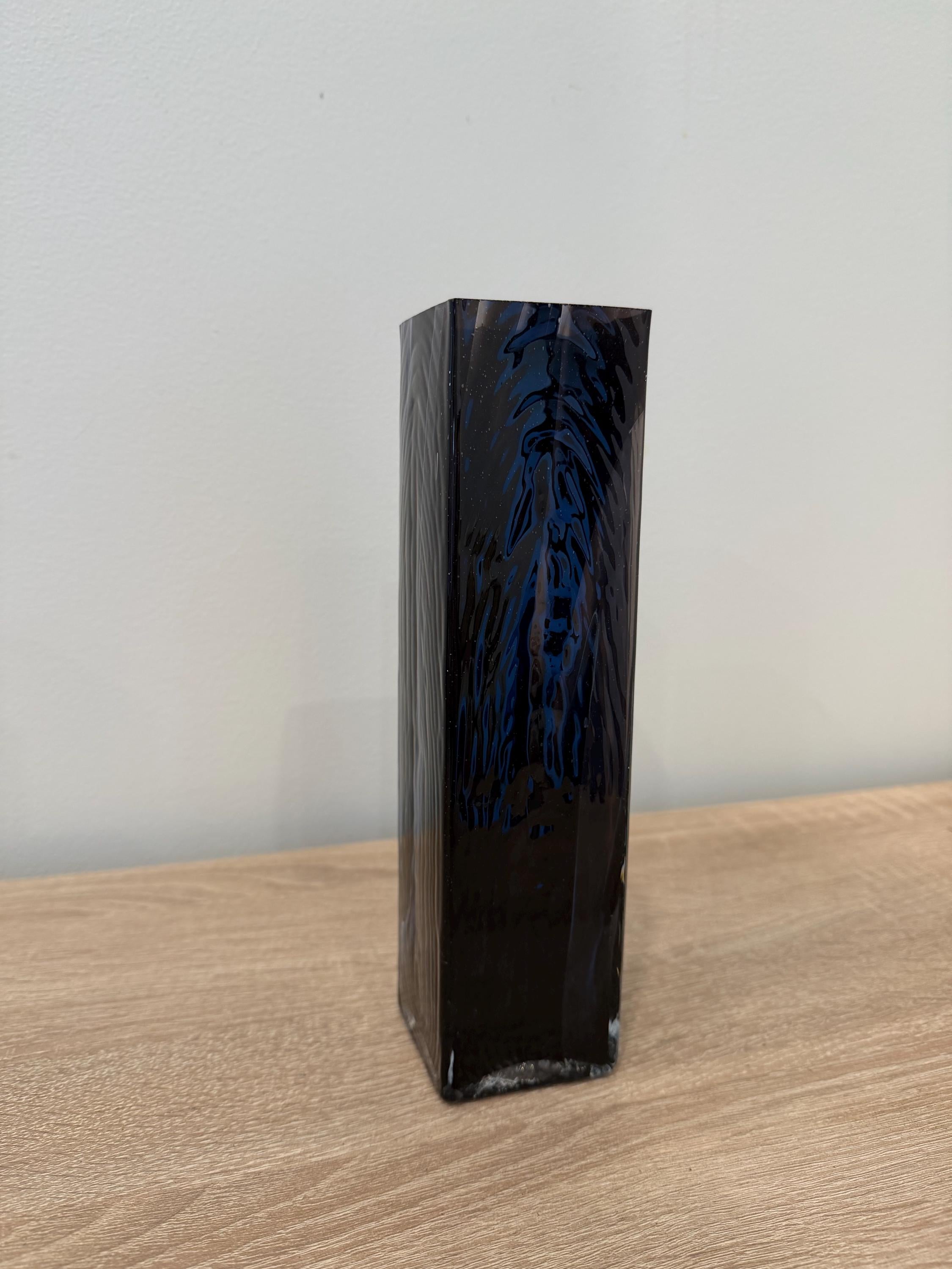 Handblown Geometric Glass Vase – Swirl Art Decor, Minimalist Flower Vessel