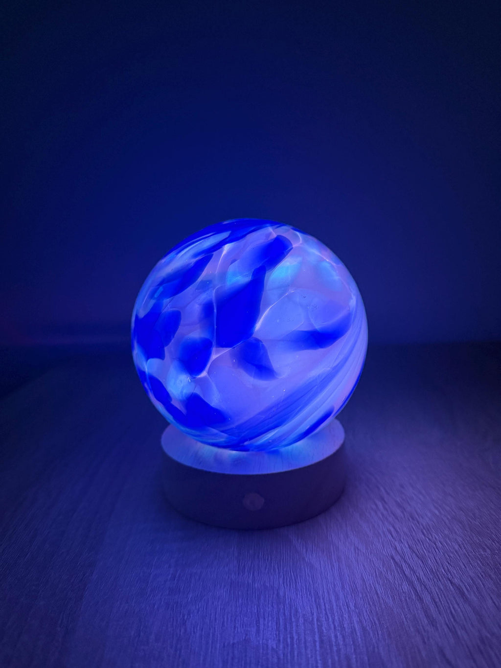 12cm Hand-Blown Blue Swirl Glass LED Lamp – Battery Powered Multicolor or Warm White