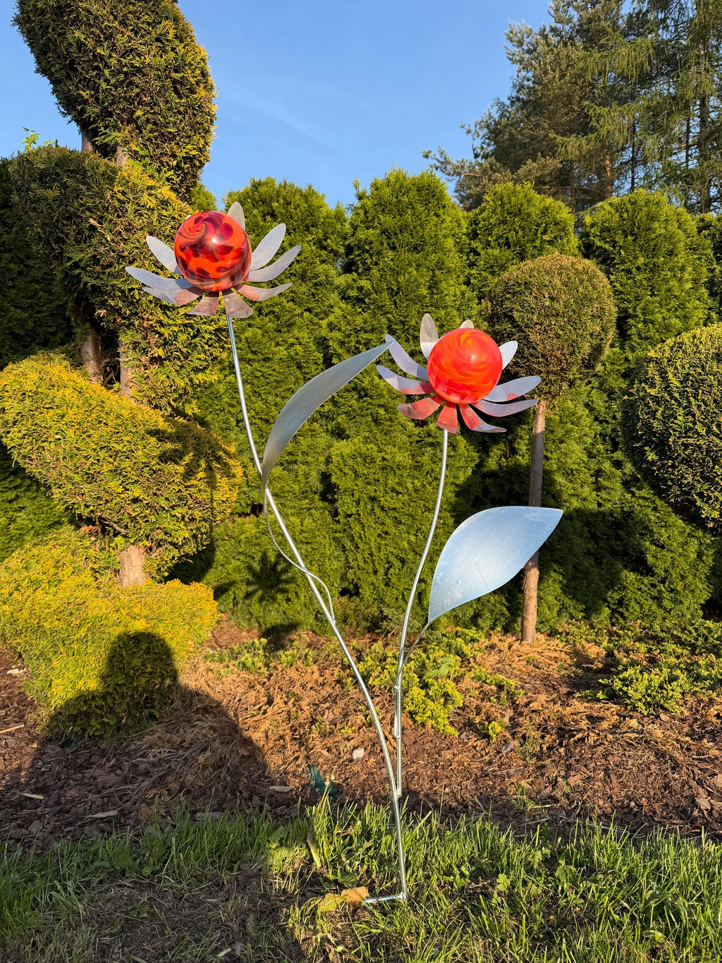 130cm Hand-Blown Red Glass Flower Sculpture on Metal Stake with Leaves – 12cm Garden Art