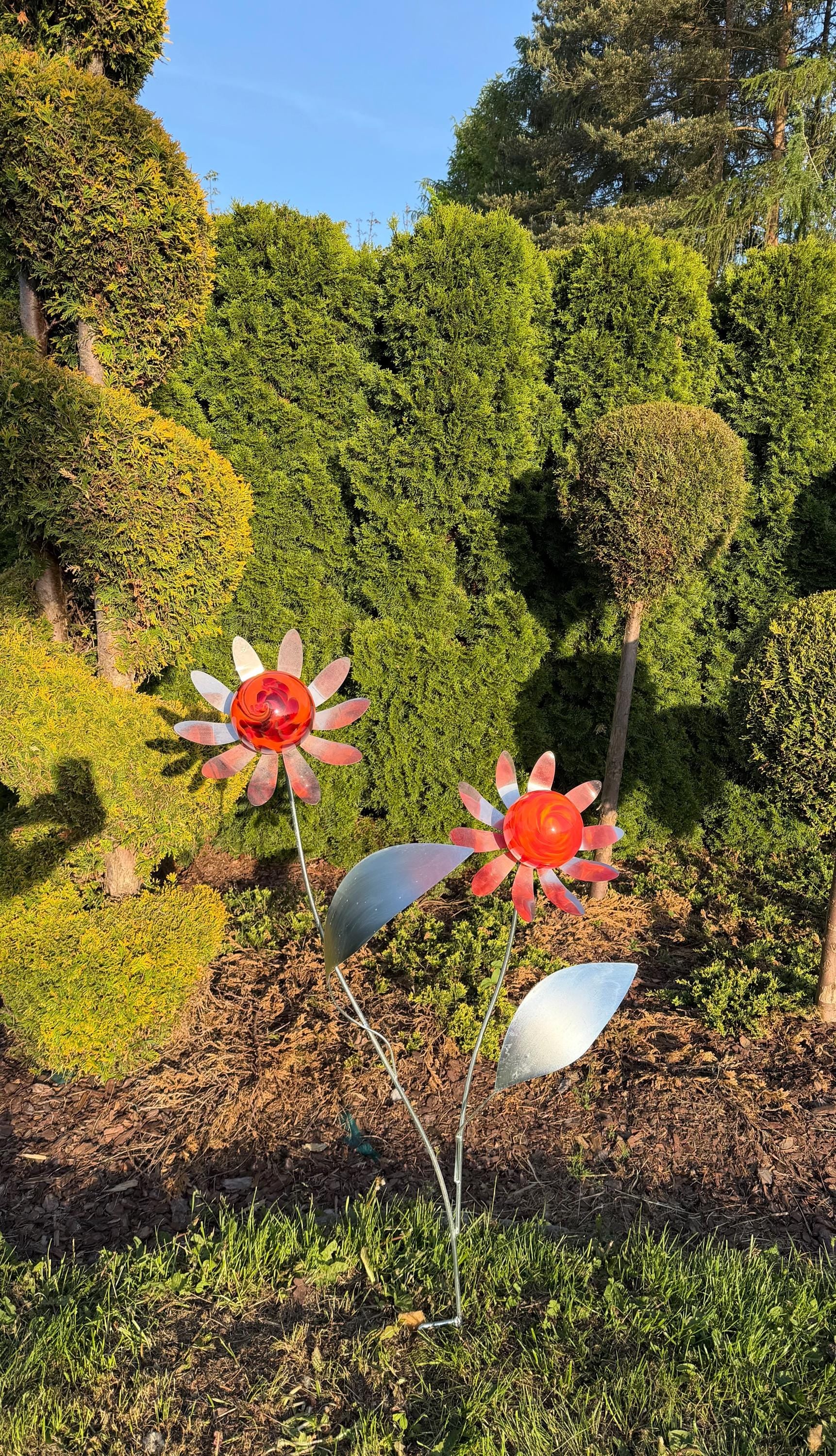 130cm Hand-Blown Red Glass Flower Sculpture on Metal Stake with Leaves – 12cm Garden Art
