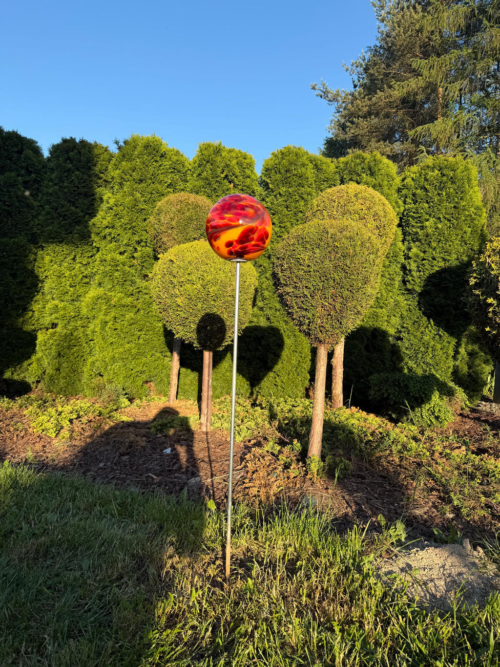 115cm Hand-Blown Glass Garden Stake – Red Orange Swirl Sphere 18cm, Metal Pole Art