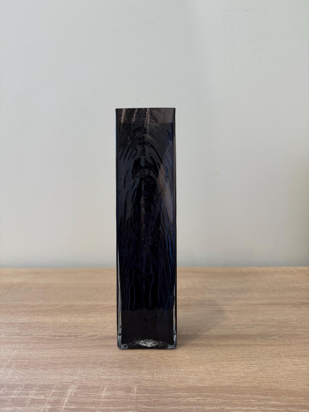 Handblown Geometric Glass Vase – Swirl Art Decor, Minimalist Flower Vessel