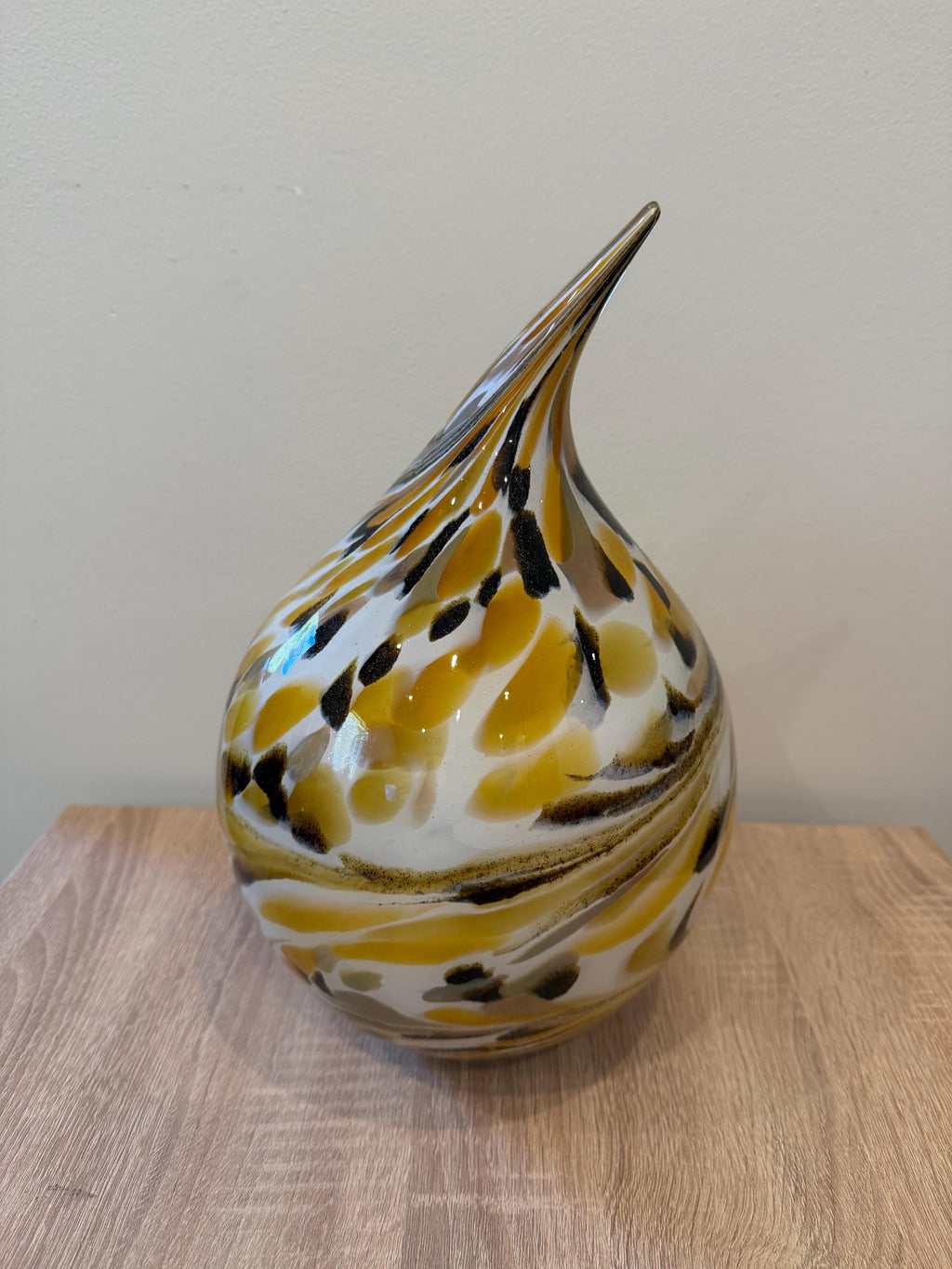Handmade Glass Garden Teardrop Sculpture – Yellow White Modern Outdoor Decor (25 cm)