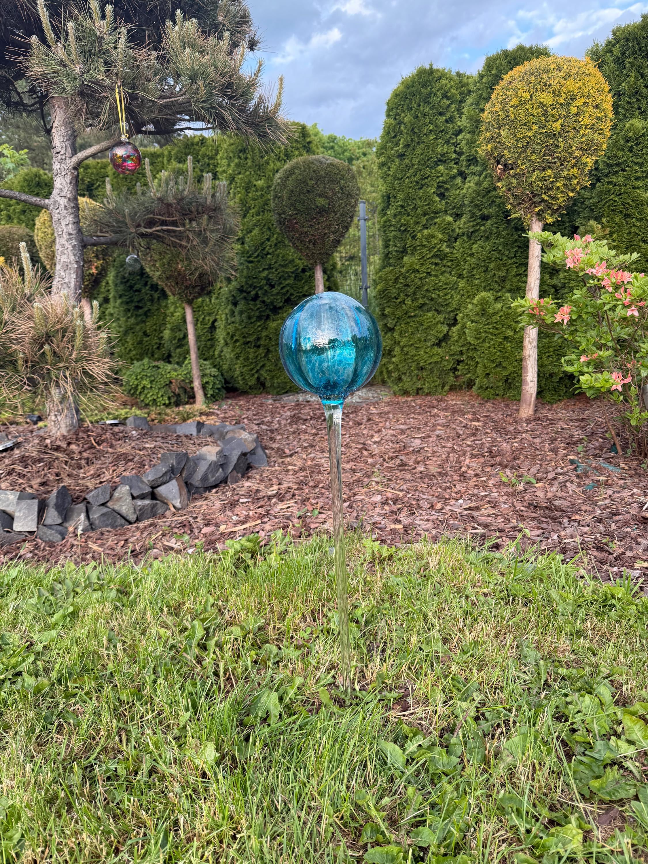 80cm Hand-Blown Blue Crackle Glass Garden Stake – 15cm Gazing Ball Outdoor Decor