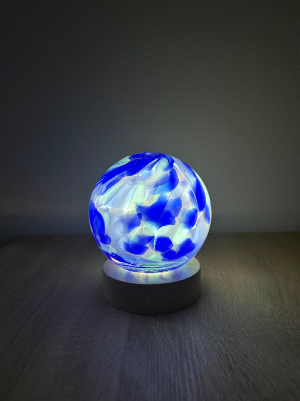 12cm Hand-Blown Blue Swirl Glass LED Lamp – Battery Powered Multicolor or Warm White