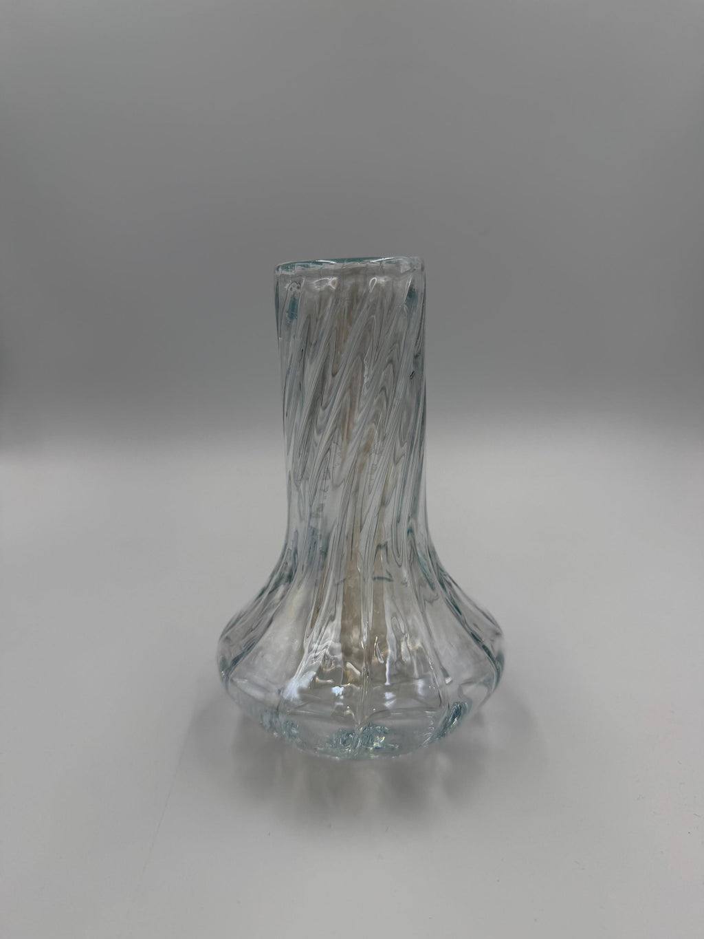 15cm Hand-Blown Glass Vase – Elegant Twisted Spiral Design – Small Clear Decorative Flower Vase