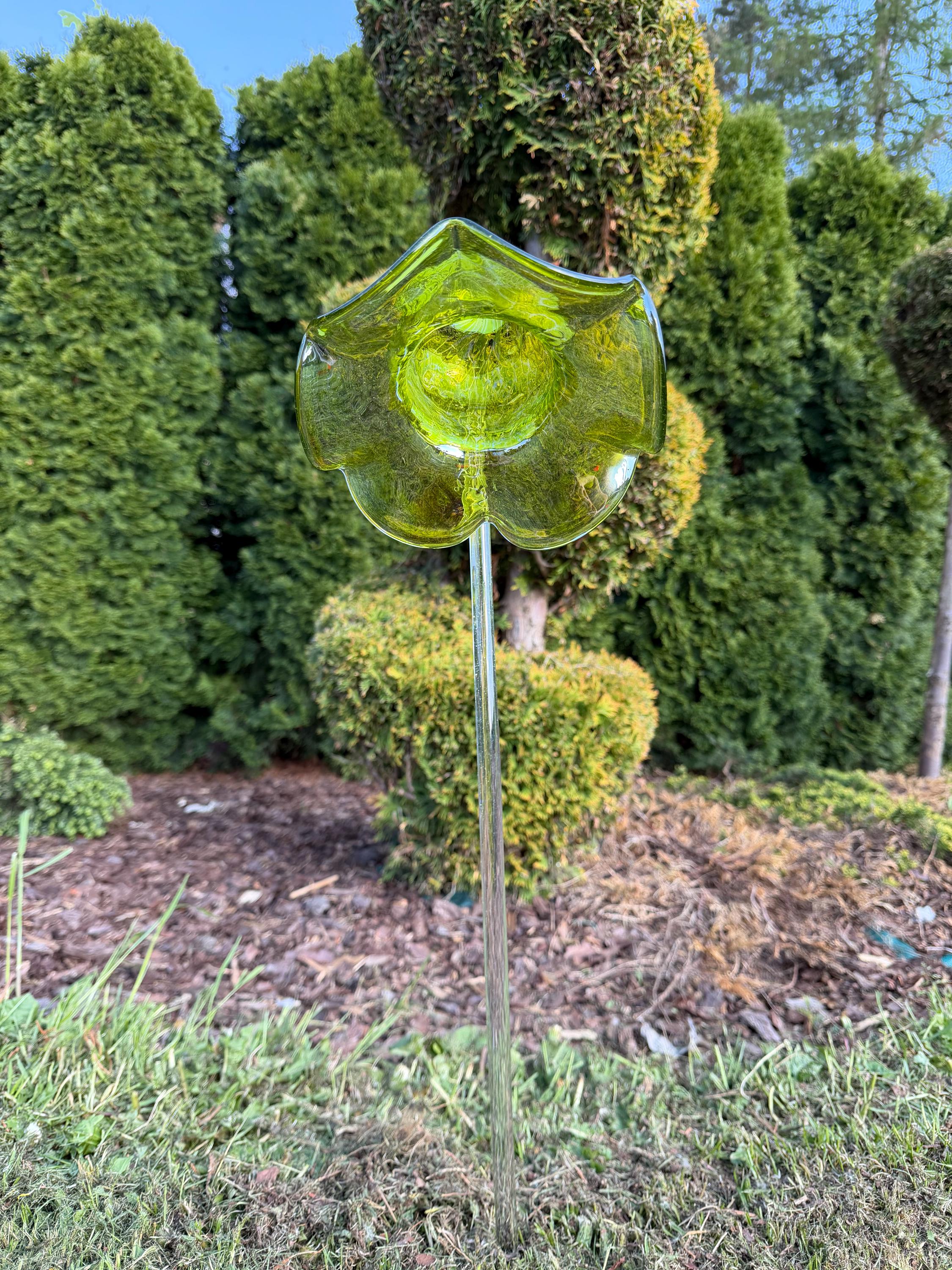 75cm Hand-Blown Green Glass Flower Sculpture – Chartreuse Lily Garden Stake 17cm Bloom