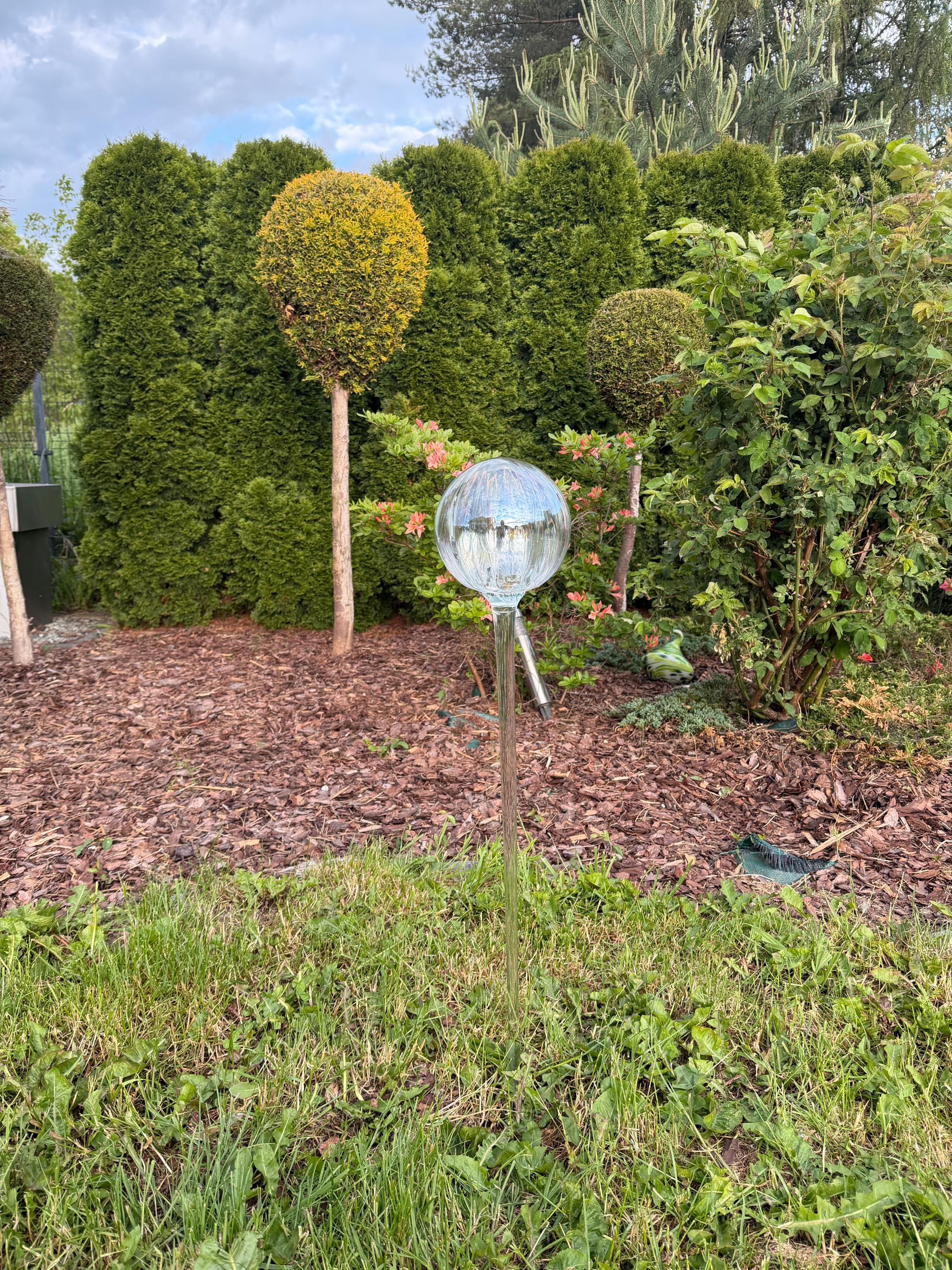 80cm Hand-Blown Iridescent Clear Glass Garden Stake – 15cm Decorative Sphere
