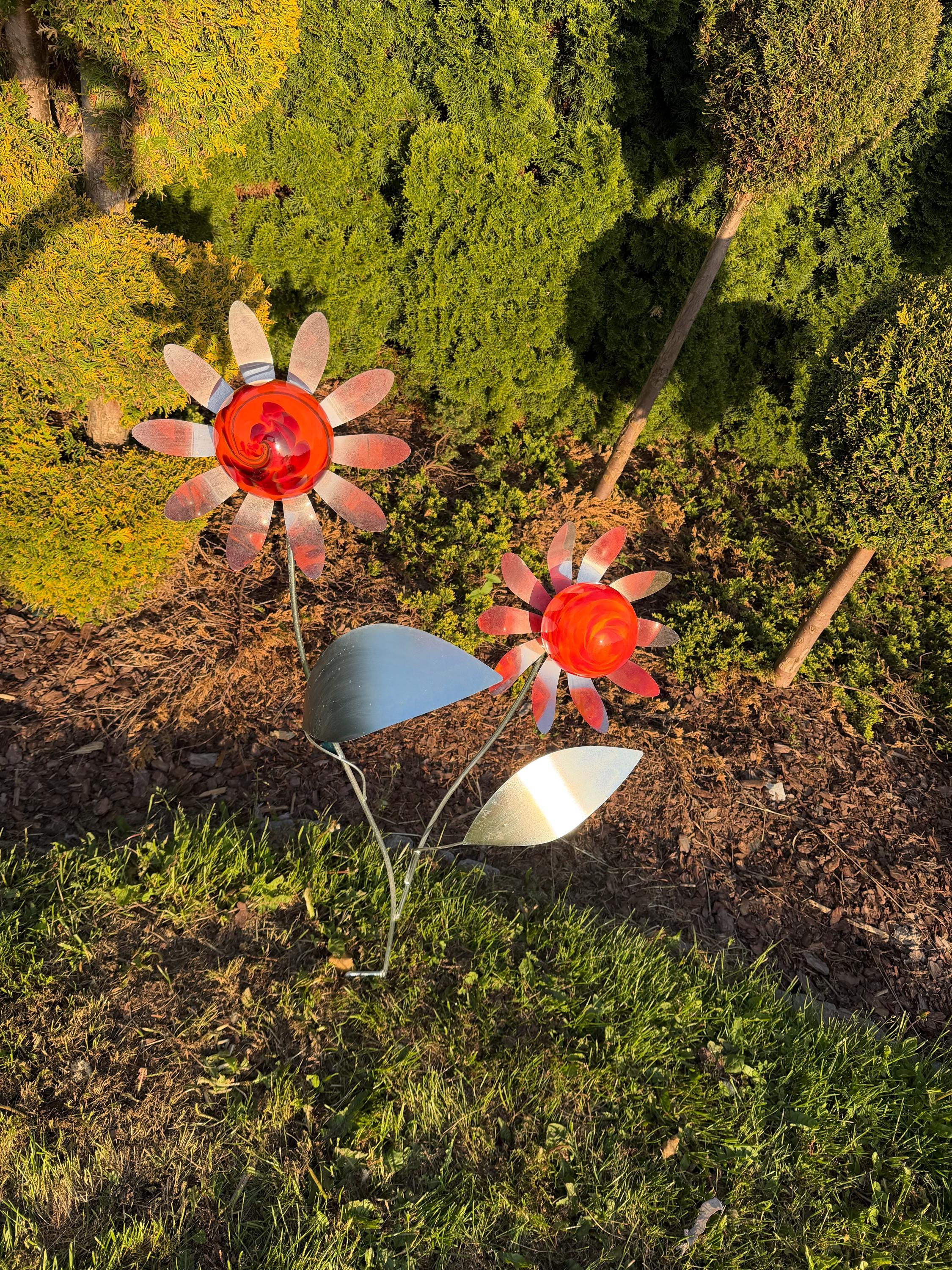 130cm Hand-Blown Red Glass Flower Sculpture on Metal Stake with Leaves – 12cm Garden Art