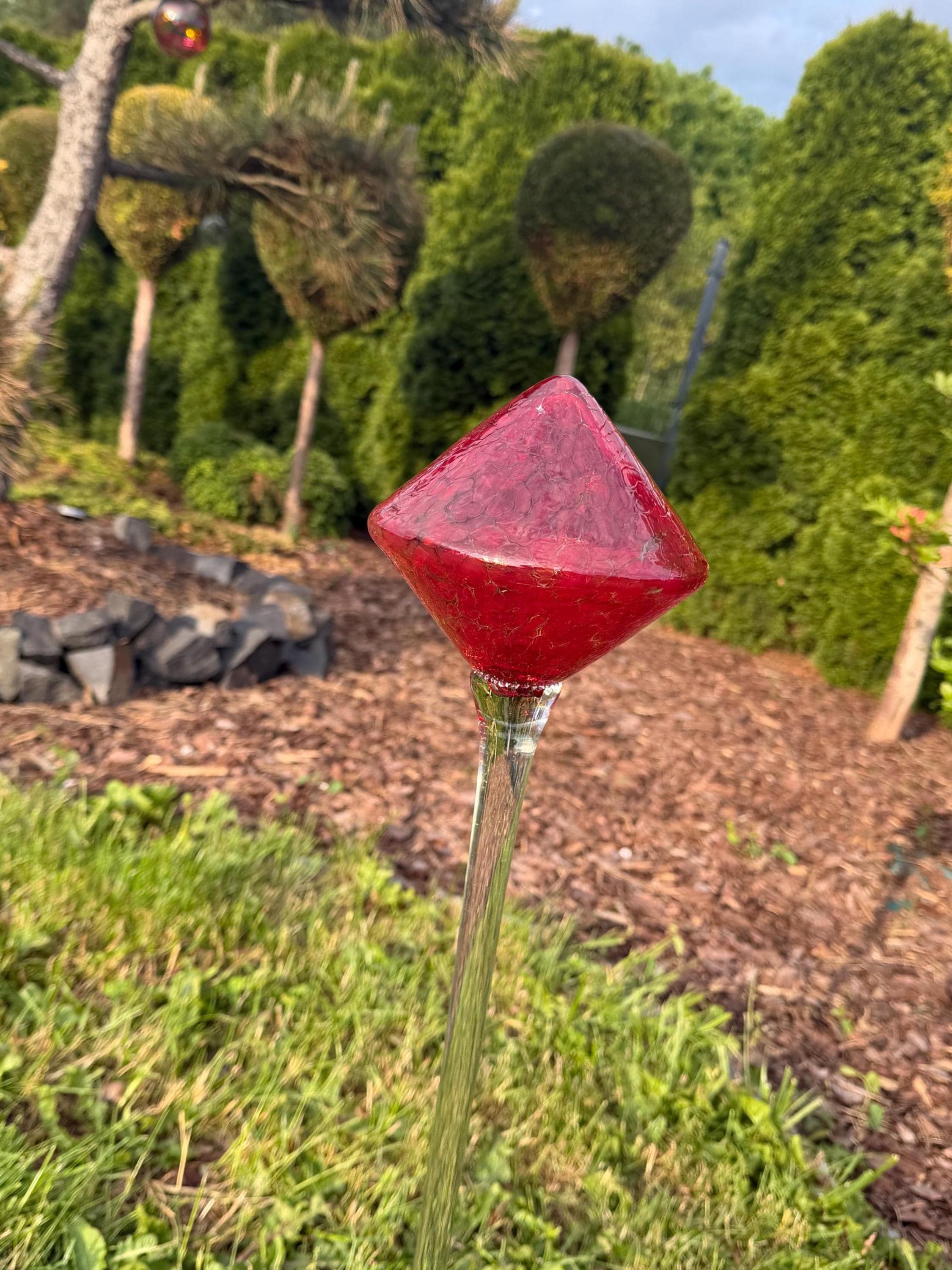 70cm Hand-Blown Red Diamond Glass Garden Stake – 15cm Crackle Ruby Sculpture