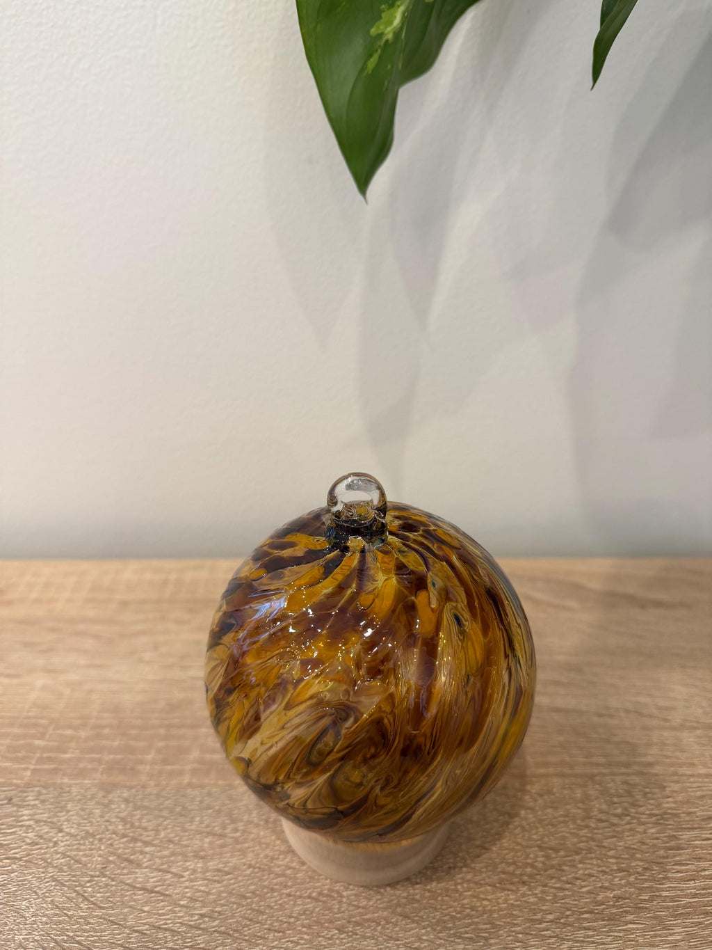 10cm Hand-Blown Amber Brown Swirl Glass Ornament – Golden Hanging Ball