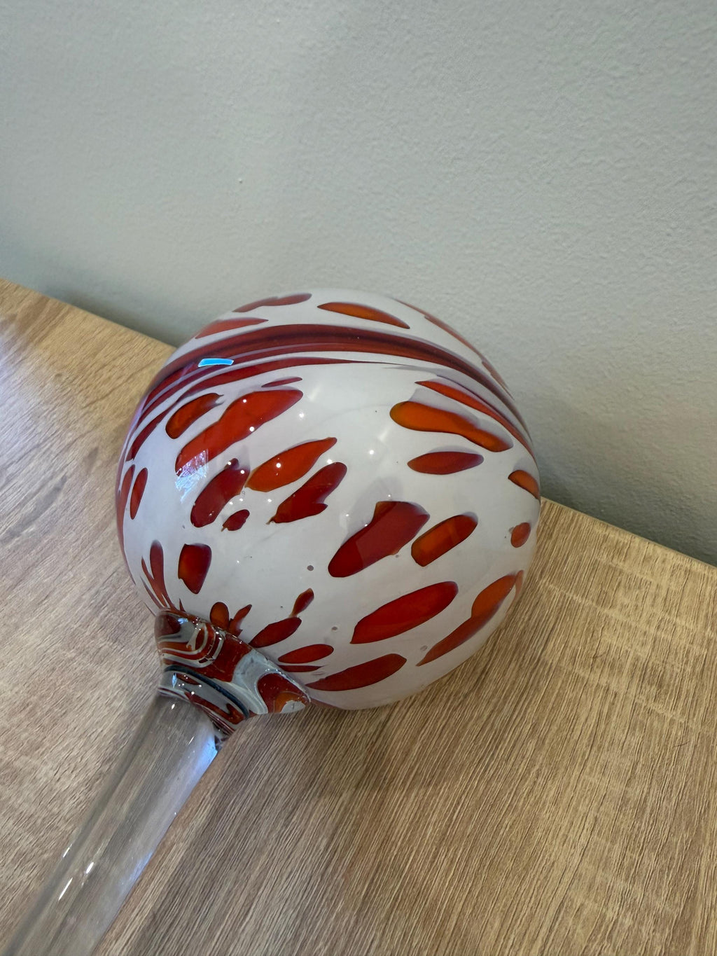 70cm Hand-Blown Glass Garden Stake – 12cm Red White Sphere