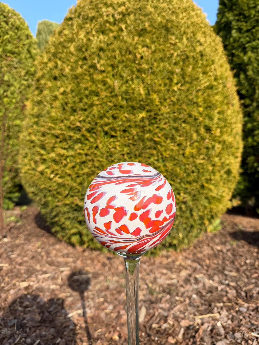 70cm Hand-Blown Glass Garden Stake – 12cm Red White Sphere