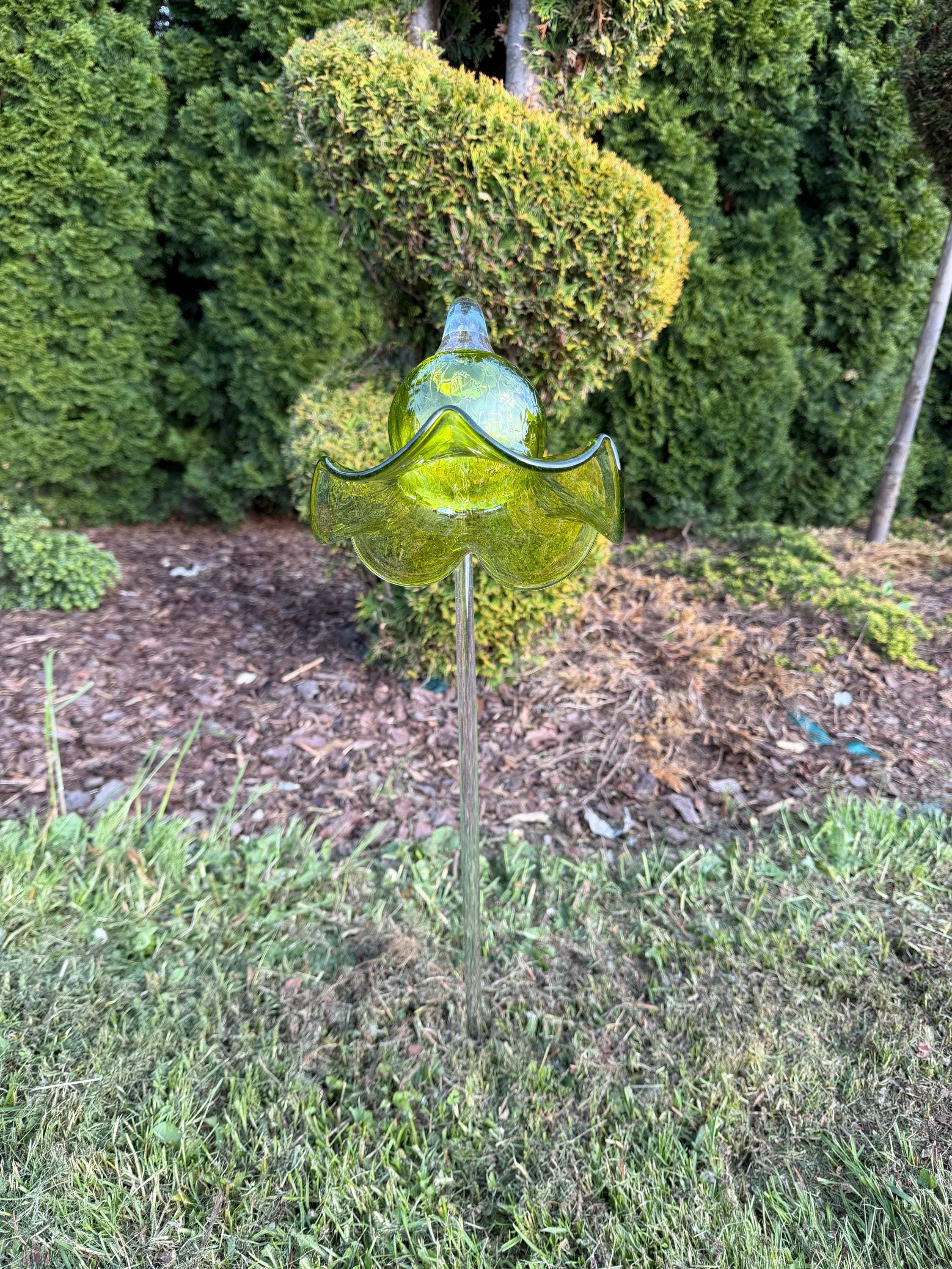 75cm Hand-Blown Green Glass Flower Sculpture – Chartreuse Lily Garden Stake 17cm Bloom