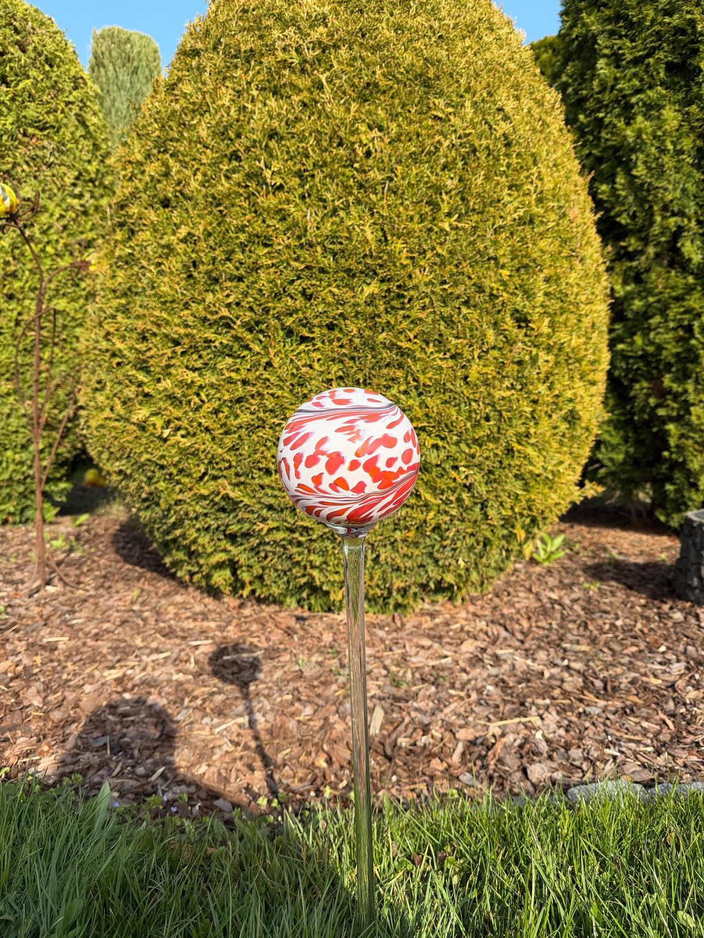 70cm Hand-Blown Glass Garden Stake – 12cm Red White Sphere