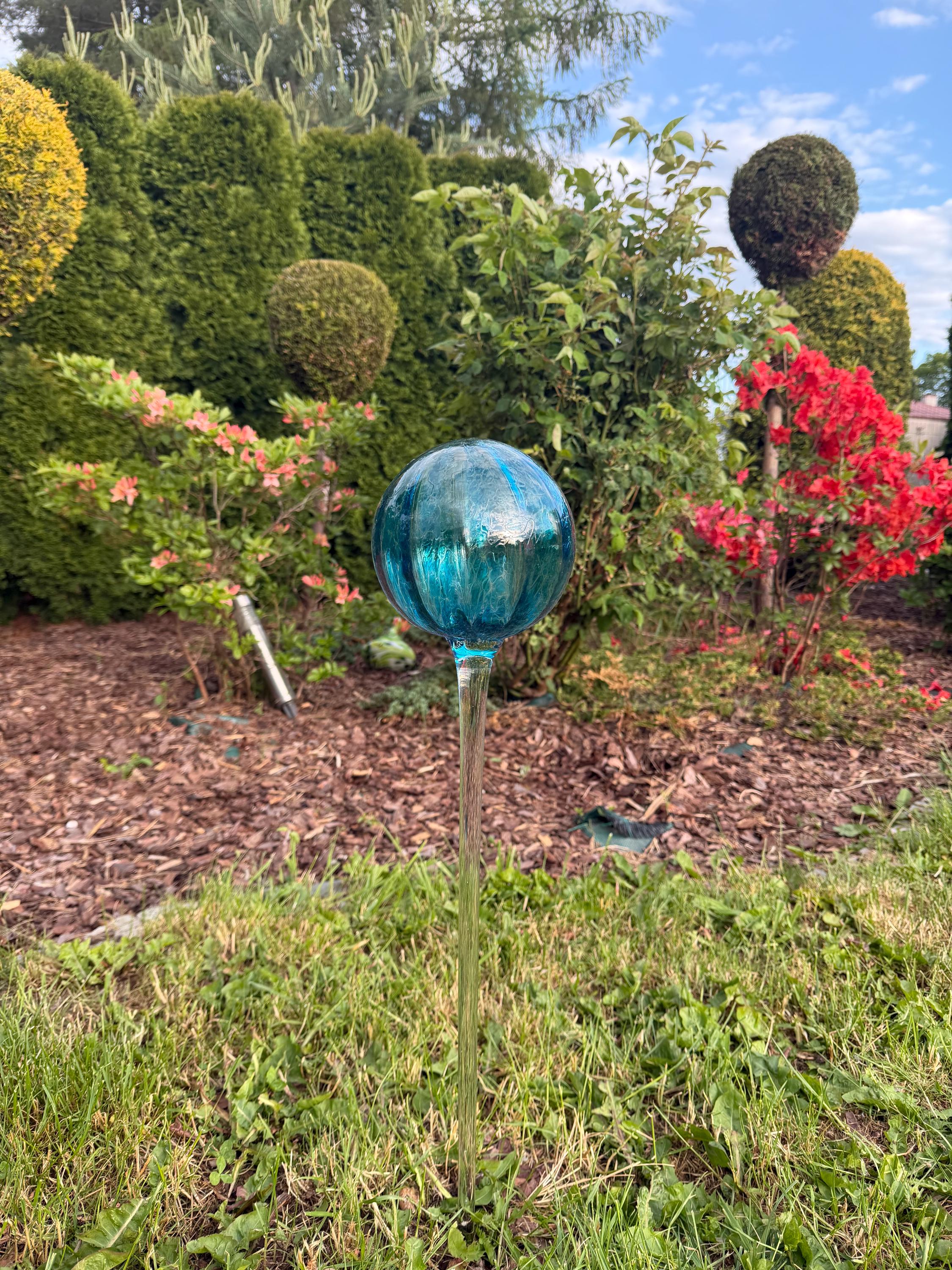 80cm Hand-Blown Blue Crackle Glass Garden Stake – 15cm Gazing Ball Outdoor Decor