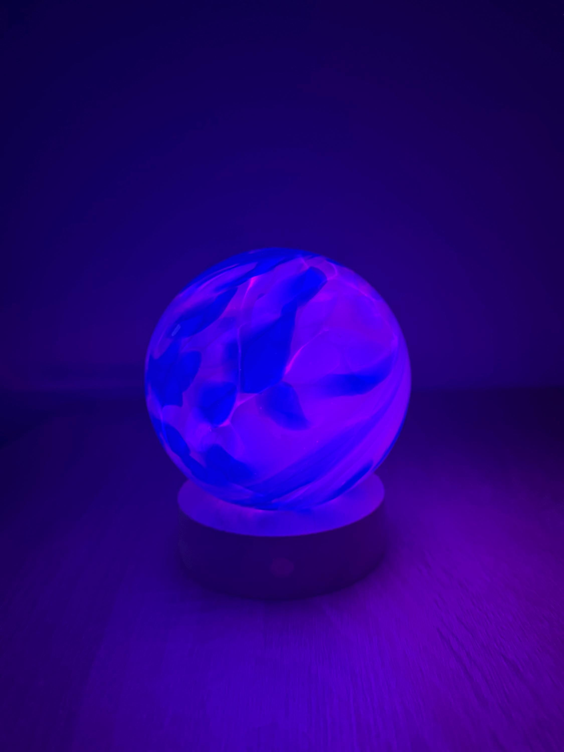 12cm Hand-Blown Blue Swirl Glass LED Lamp – Battery Powered Multicolor or Warm White