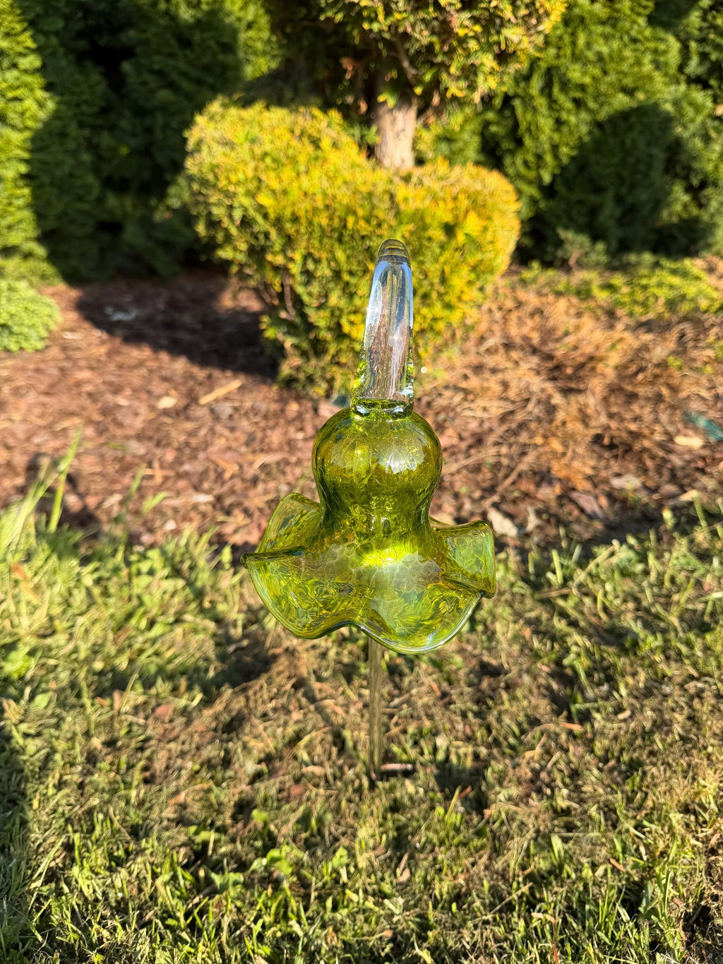 50cm Hand-Blown Green Glass Flower Sculpture – Lime Lily Garden Stake 12cm Bloom