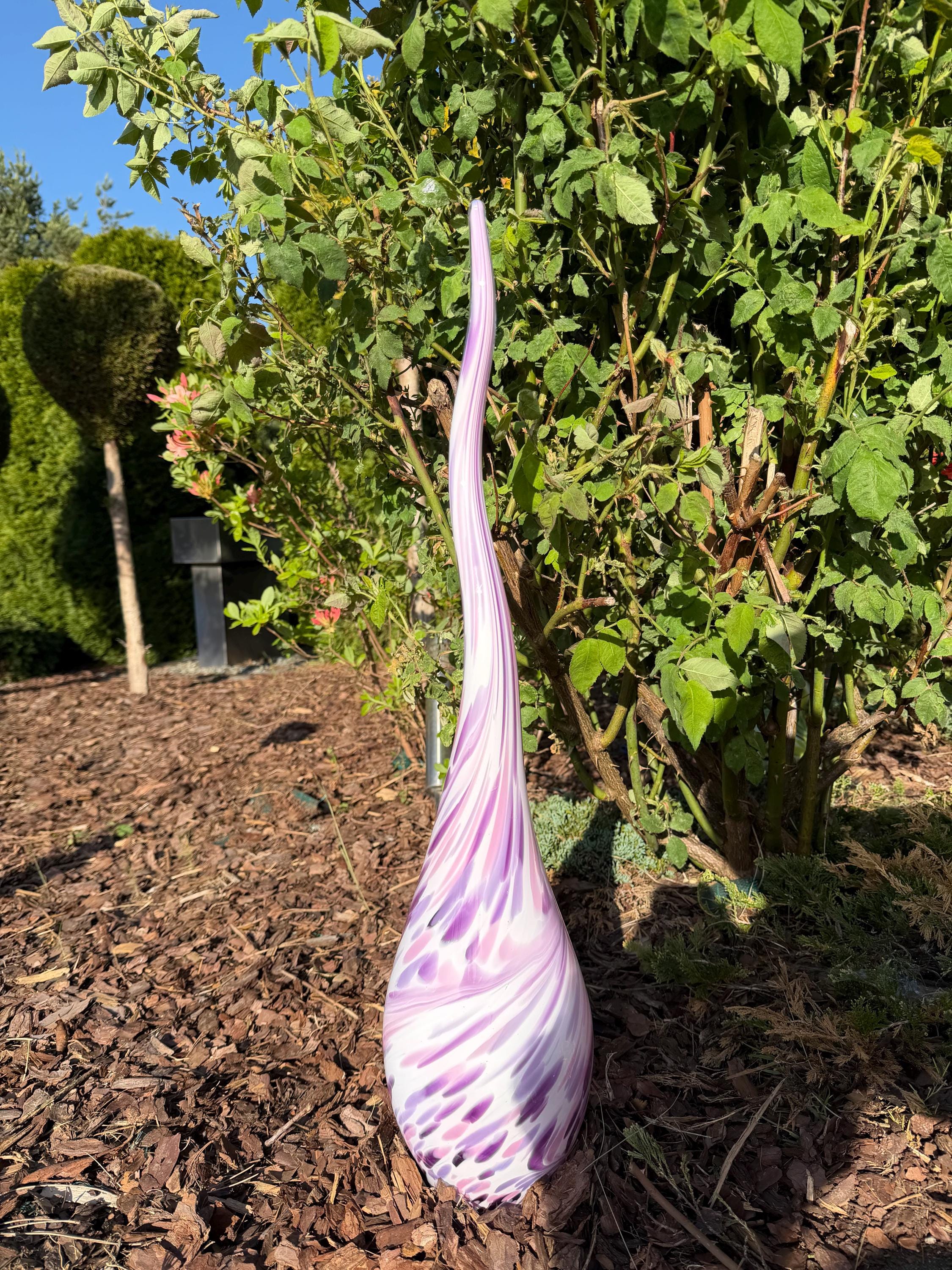 60cm Hand-Blown Pink White Swirl Glass Flame Spire – Elegant Garden Stake