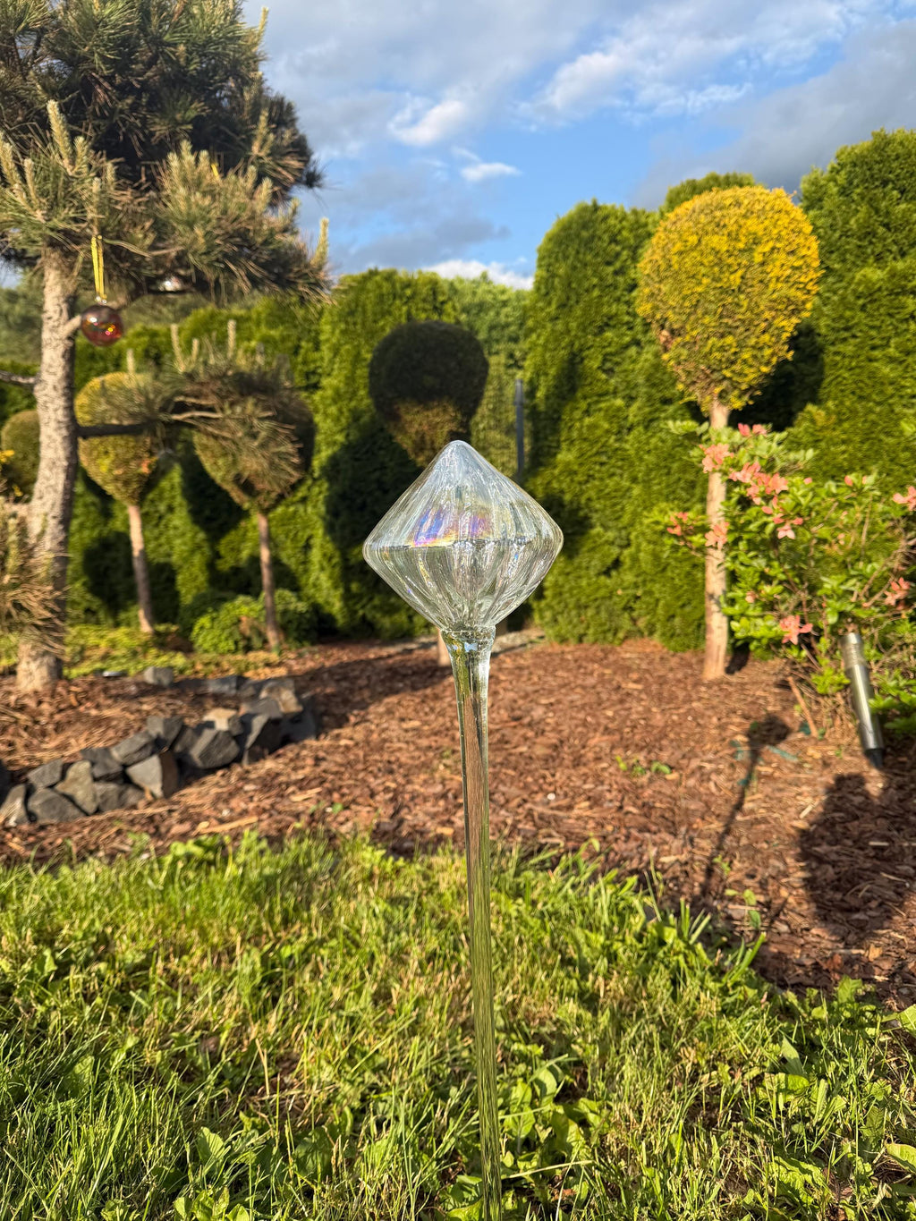 70cm Hand-Blown Clear Crystal Diamond Glass Garden Stake – 15cm Iridescent Crackle Sculpture