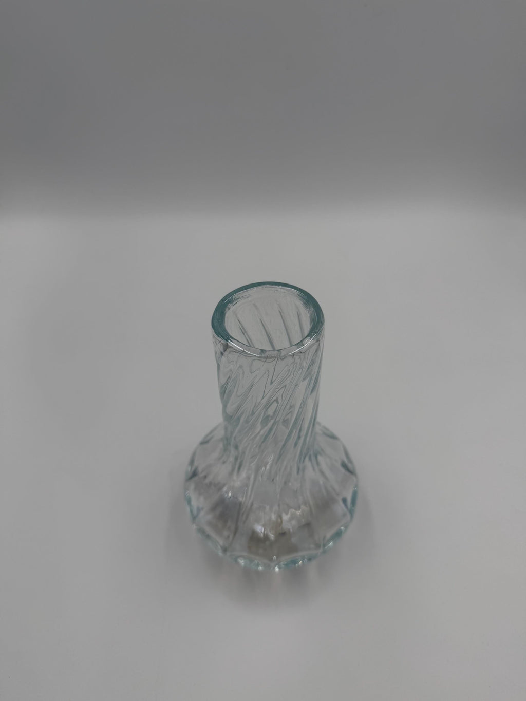 15cm Hand-Blown Glass Vase – Elegant Twisted Spiral Design – Small Clear Decorative Flower Vase