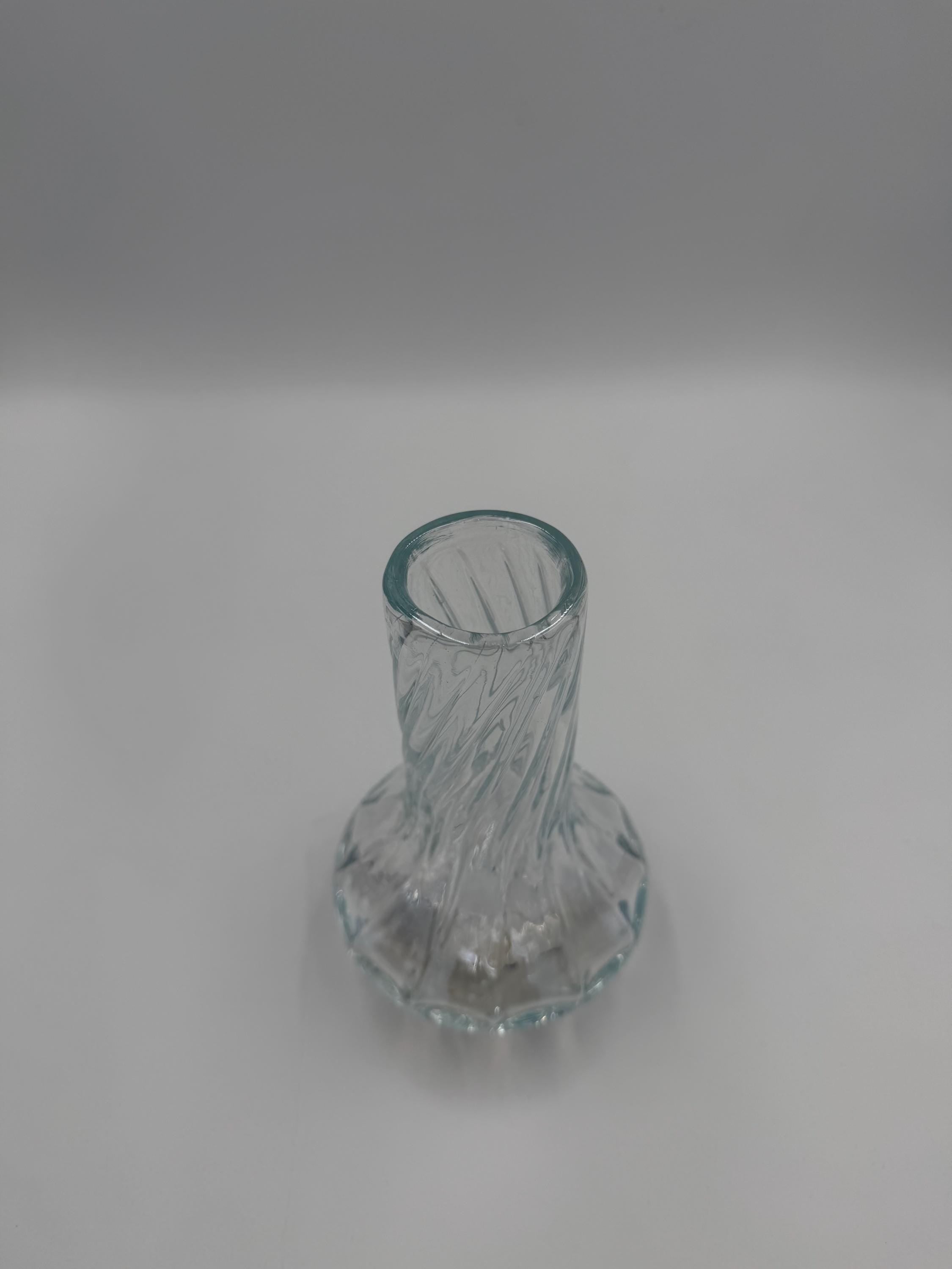 15cm Hand-Blown Glass Vase – Elegant Twisted Spiral Design – Small Clear Decorative Flower Vase